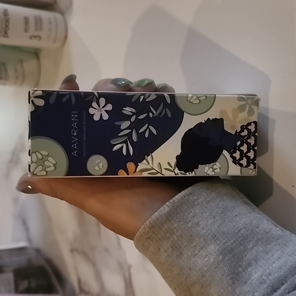 Aavrani cleansing serum